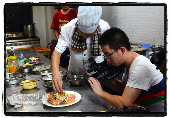 此次攝制組通過拍攝婺源代表名菜糊豆腐、粉蒸肉、荷包紅魚、賽鵝頸及地方小吃清明果、灰汁果、糯米子糕等來詮釋婺源美食經(jīng)典，展示婺源食文化，打造獨屬婺源的美食符號。