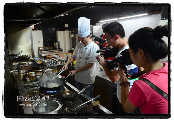 此次攝制組通過拍攝婺源代表名菜糊豆腐、粉蒸肉、荷包紅魚、賽鵝頸及地方小吃清明果、灰汁果、糯米子糕等來詮釋婺源美食經(jīng)典，展示婺源食文化，打造獨屬婺源的美食符號。