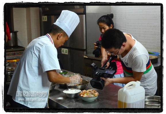 此次攝制組通過拍攝婺源代表名菜糊豆腐、粉蒸肉、荷包紅魚、賽鵝頸及地方小吃清明果、灰汁果、糯米子糕等來詮釋婺源美食經(jīng)典，展示婺源食文化，打造獨屬婺源的美食符號。