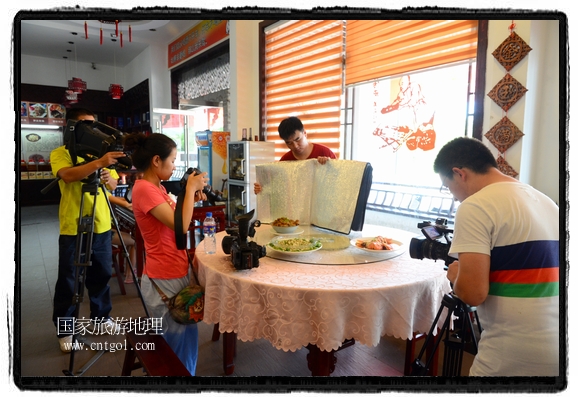 此次攝制組通過拍攝婺源代表名菜糊豆腐、粉蒸肉、荷包紅魚、賽鵝頸及地方小吃清明果、灰汁果、糯米子糕等來詮釋婺源美食經(jīng)典，展示婺源食文化，打造獨屬婺源的美食符號。