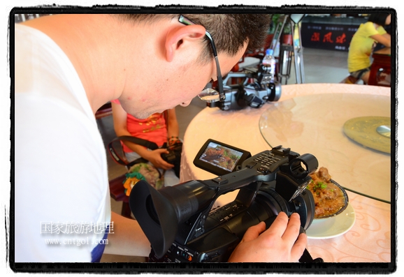 此次攝制組通過拍攝婺源代表名菜糊豆腐、粉蒸肉、荷包紅魚、賽鵝頸及地方小吃清明果、灰汁果、糯米子糕等來詮釋婺源美食經(jīng)典，展示婺源食文化，打造獨屬婺源的美食符號。