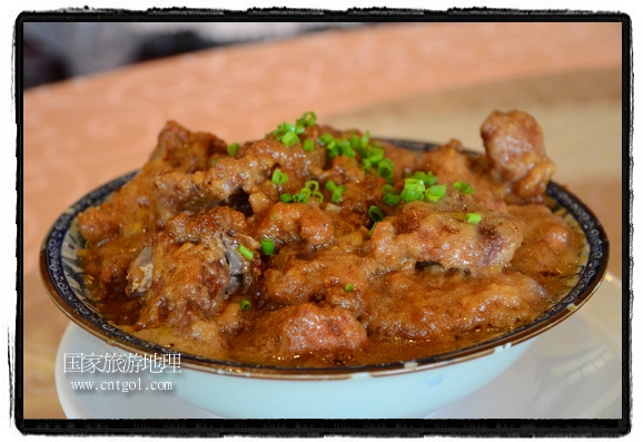 此次攝制組通過拍攝婺源代表名菜糊豆腐、粉蒸肉、荷包紅魚、賽鵝頸及地方小吃清明果、灰汁果、糯米子糕等來詮釋婺源美食經(jīng)典，展示婺源食文化，打造獨屬婺源的美食符號。