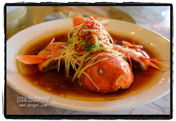 此次攝制組通過拍攝婺源代表名菜糊豆腐、粉蒸肉、荷包紅魚、賽鵝頸及地方小吃清明果、灰汁果、糯米子糕等來詮釋婺源美食經(jīng)典，展示婺源食文化，打造獨屬婺源的美食符號。