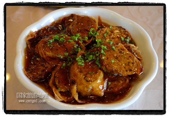 此次攝制組通過拍攝婺源代表名菜糊豆腐、粉蒸肉、荷包紅魚、賽鵝頸及地方小吃清明果、灰汁果、糯米子糕等來詮釋婺源美食經(jīng)典，展示婺源食文化，打造獨屬婺源的美食符號。