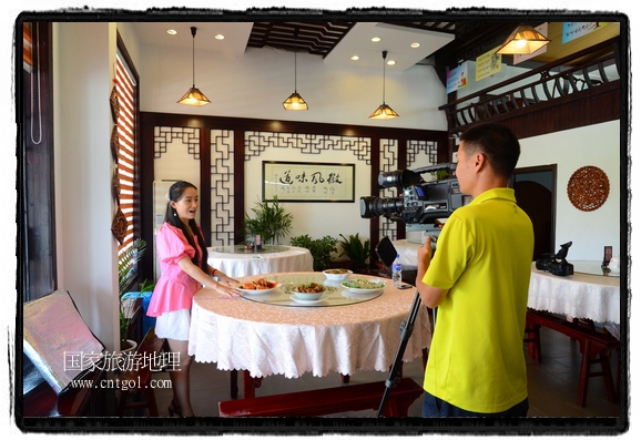 此次攝制組通過拍攝婺源代表名菜糊豆腐、粉蒸肉、荷包紅魚、賽鵝頸及地方小吃清明果、灰汁果、糯米子糕等來詮釋婺源美食經(jīng)典，展示婺源食文化，打造獨屬婺源的美食符號。