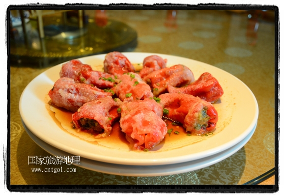 此次攝制組通過拍攝婺源代表名菜糊豆腐、粉蒸肉、荷包紅魚、賽鵝頸及地方小吃清明果、灰汁果、糯米子糕等來詮釋婺源美食經(jīng)典，展示婺源食文化，打造獨屬婺源的美食符號。