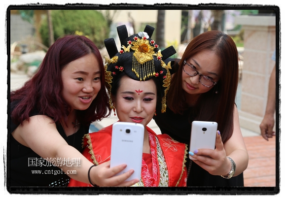 6月19日，端午節(jié)的前一天，甘肅平?jīng)鍪嗅轻紖^(qū)南山公園澳廈麗灣小區(qū)“邀請(qǐng)”唐朝被譽(yù)為四大美女之一的“楊貴妃”前來(lái)與市民見面，共度“端午佳節(jié)”。期間，“貴妃娘娘”由一名解說(shuō)人員做向?qū)Вc小區(qū)居民一同游玩、賞景、互敬酒水、合影留念，并現(xiàn)場(chǎng)贈(zèng)送大人小孩粽子、香包和糖果。