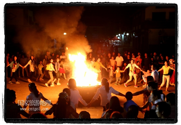 甘肅平?jīng)鍪嗅轻脊沛?zhèn)舉辦了篝火晚會，1000余名市民參與其中，大家載歌載舞，在歡快熱鬧的氣氛中為每一位父親送祝福。父親節(jié)（Father's Day），顧名思義是感恩父親的節(jié)日。約始于二十世紀(jì)初，起源于美國，現(xiàn)已廣泛流傳于世界各地，節(jié)日日期因地域而存在差異。