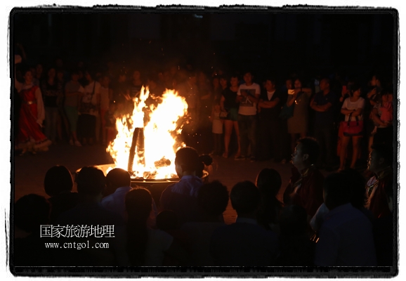 甘肅平?jīng)鍪嗅轻脊沛?zhèn)舉辦了篝火晚會，1000余名市民參與其中，大家載歌載舞，在歡快熱鬧的氣氛中為每一位父親送祝福。父親節(jié)（Father's Day），顧名思義是感恩父親的節(jié)日。約始于二十世紀(jì)初，起源于美國，現(xiàn)已廣泛流傳于世界各地，節(jié)日日期因地域而存在差異。