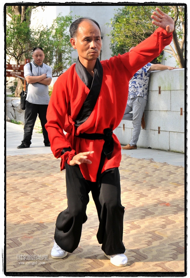 6月20日，小朋友們和中國武術(shù)愛好者們在江西省婺源縣熹園景區(qū)表演中國傳統(tǒng)的中國武術(shù)功夫，吸引許多游人前來駐足觀看。當(dāng)日是中國傳統(tǒng)的端午節(jié)，江西省婺源縣的中國武術(shù)愛好者們通過表演中國武術(shù)功夫，打太極，表演了少林棍、硬氣功、自選拳等少林寺功夫，讓孩子們從小學(xué)習(xí)中國武術(shù)，傳承中國武德，感受先人過端午的氛圍。