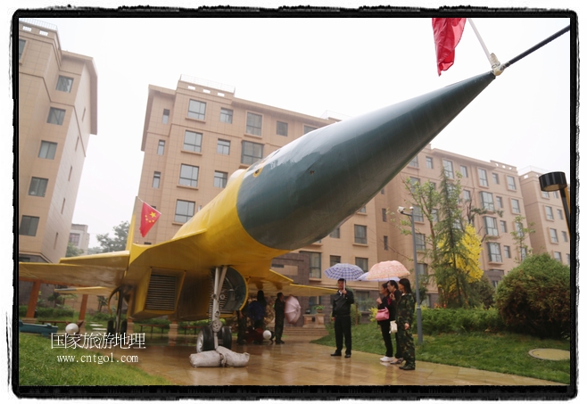 小區(qū)突然出現(xiàn)“飛機(jī)坦克”，其中殲15艦載戰(zhàn)斗機(jī)一架、99式主戰(zhàn)坦克一輛、武直-10武裝直升機(jī)一架，吸引了眾多市民雨中圍觀、合影。