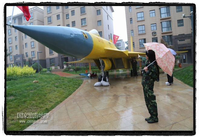 小區(qū)突然出現(xiàn)“飛機(jī)坦克”，其中殲15艦載戰(zhàn)斗機(jī)一架、99式主戰(zhàn)坦克一輛、武直-10武裝直升機(jī)一架，吸引了眾多市民雨中圍觀、合影。