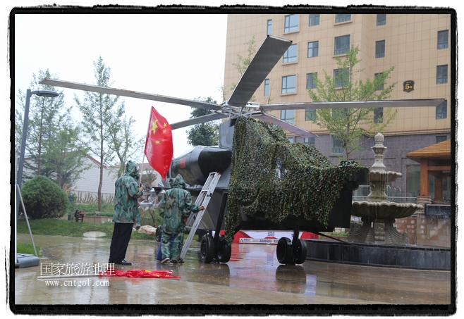 小區(qū)突然出現(xiàn)“飛機(jī)坦克”，其中殲15艦載戰(zhàn)斗機(jī)一架、99式主戰(zhàn)坦克一輛、武直-10武裝直升機(jī)一架，吸引了眾多市民雨中圍觀、合影。