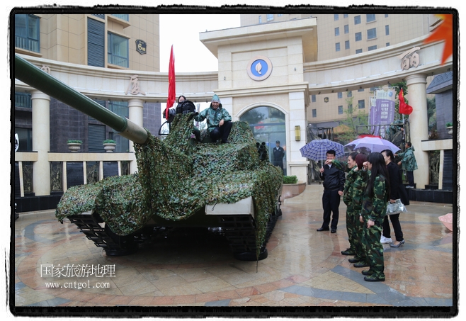 小區(qū)突然出現(xiàn)“飛機(jī)坦克”，其中殲15艦載戰(zhàn)斗機(jī)一架、99式主戰(zhàn)坦克一輛、武直-10武裝直升機(jī)一架，吸引了眾多市民雨中圍觀、合影。