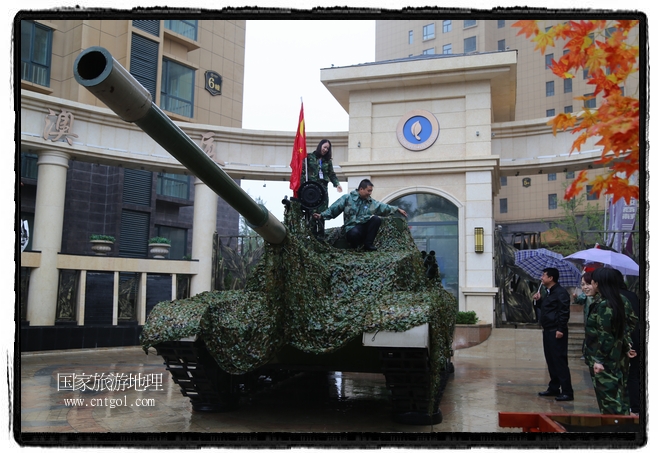 小區(qū)突然出現(xiàn)“飛機(jī)坦克”，其中殲15艦載戰(zhàn)斗機(jī)一架、99式主戰(zhàn)坦克一輛、武直-10武裝直升機(jī)一架，吸引了眾多市民雨中圍觀、合影。