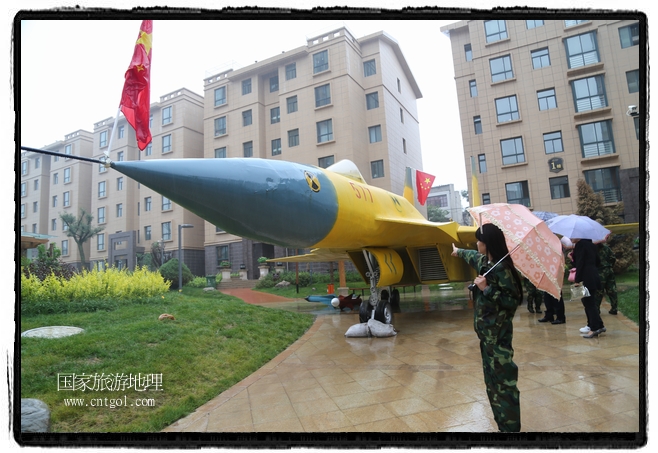 小區(qū)突然出現(xiàn)“飛機(jī)坦克”，其中殲15艦載戰(zhàn)斗機(jī)一架、99式主戰(zhàn)坦克一輛、武直-10武裝直升機(jī)一架，吸引了眾多市民雨中圍觀、合影。