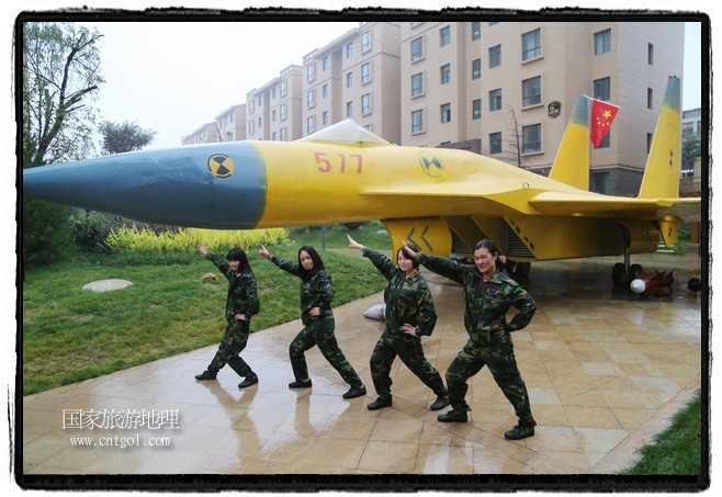 小區(qū)突然出現(xiàn)“飛機(jī)坦克”，其中殲15艦載戰(zhàn)斗機(jī)一架、99式主戰(zhàn)坦克一輛、武直-10武裝直升機(jī)一架，吸引了眾多市民雨中圍觀、合影。