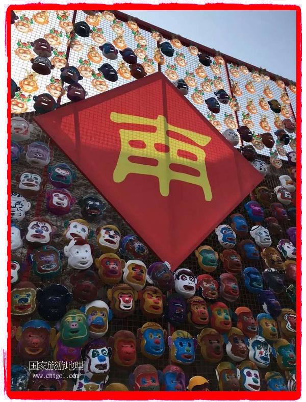 中國(guó)規(guī)模最大的猴面具彩繪在南潯古鎮(zhèn)展示。猴子真是今年最紅的動(dòng)物。 
