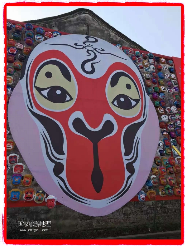 中國(guó)規(guī)模最大的猴面具彩繪在南潯古鎮(zhèn)展示。猴子真是今年最紅的動(dòng)物。 