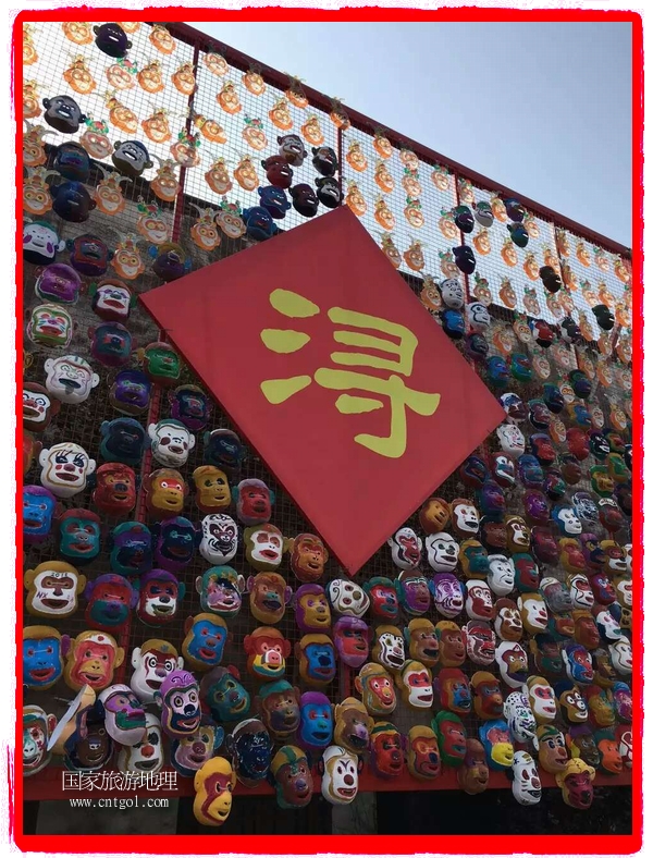 中國(guó)規(guī)模最大的猴面具彩繪在南潯古鎮(zhèn)展示。猴子真是今年最紅的動(dòng)物。 