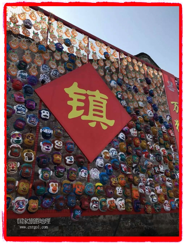 中國(guó)規(guī)模最大的猴面具彩繪在南潯古鎮(zhèn)展示。猴子真是今年最紅的動(dòng)物。 