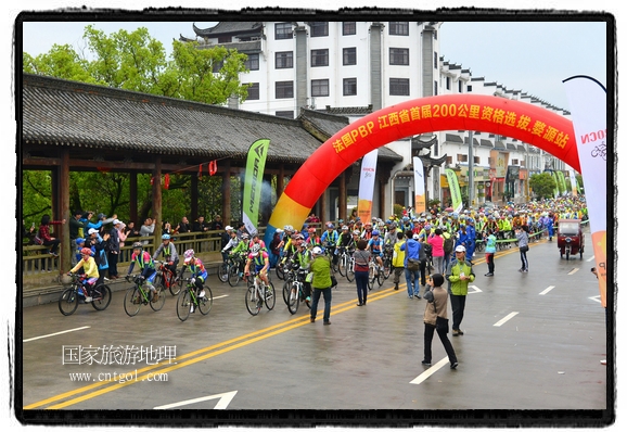 來自江西、安徽、浙江、福建等省市近千名選手參加了比賽，婺源賽道沿途的秀美風(fēng)光和徽派古村落，給參賽選手留下美好的印象。