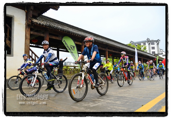 來自江西、安徽、浙江、福建等省市近千名選手參加了比賽，婺源賽道沿途的秀美風(fēng)光和徽派古村落，給參賽選手留下美好的印象。