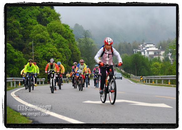 來自江西、安徽、浙江、福建等省市近千名選手參加了比賽，婺源賽道沿途的秀美風(fēng)光和徽派古村落，給參賽選手留下美好的印象。