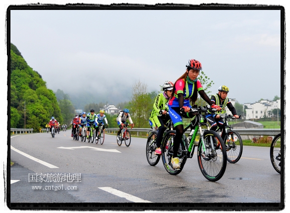 來自江西、安徽、浙江、福建等省市近千名選手參加了比賽，婺源賽道沿途的秀美風(fēng)光和徽派古村落，給參賽選手留下美好的印象。