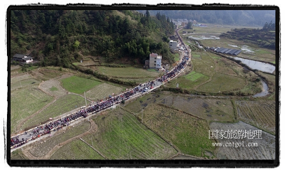 1700桌合攏宴，總長(zhǎng)3.7公里，10380人同桌就餐，創(chuàng)歷史之最