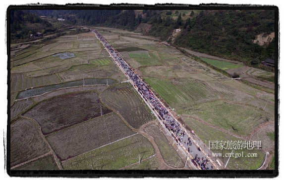 1700桌合攏宴，總長(zhǎng)3.7公里，10380人同桌就餐，創(chuàng)歷史之最