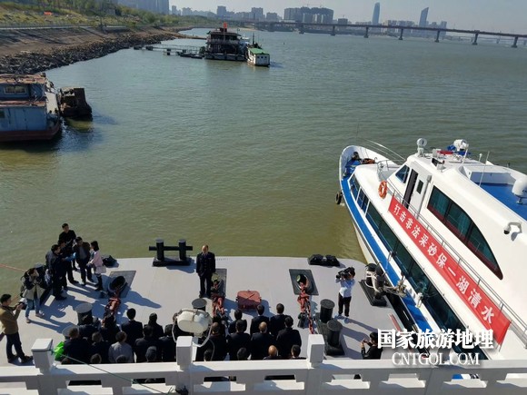 江西開展呵護(hù)一湖清水，嚴(yán)厲打擊非法采砂行動（圖）